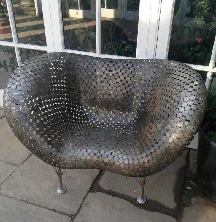 صندلی ساخته شده با سکه