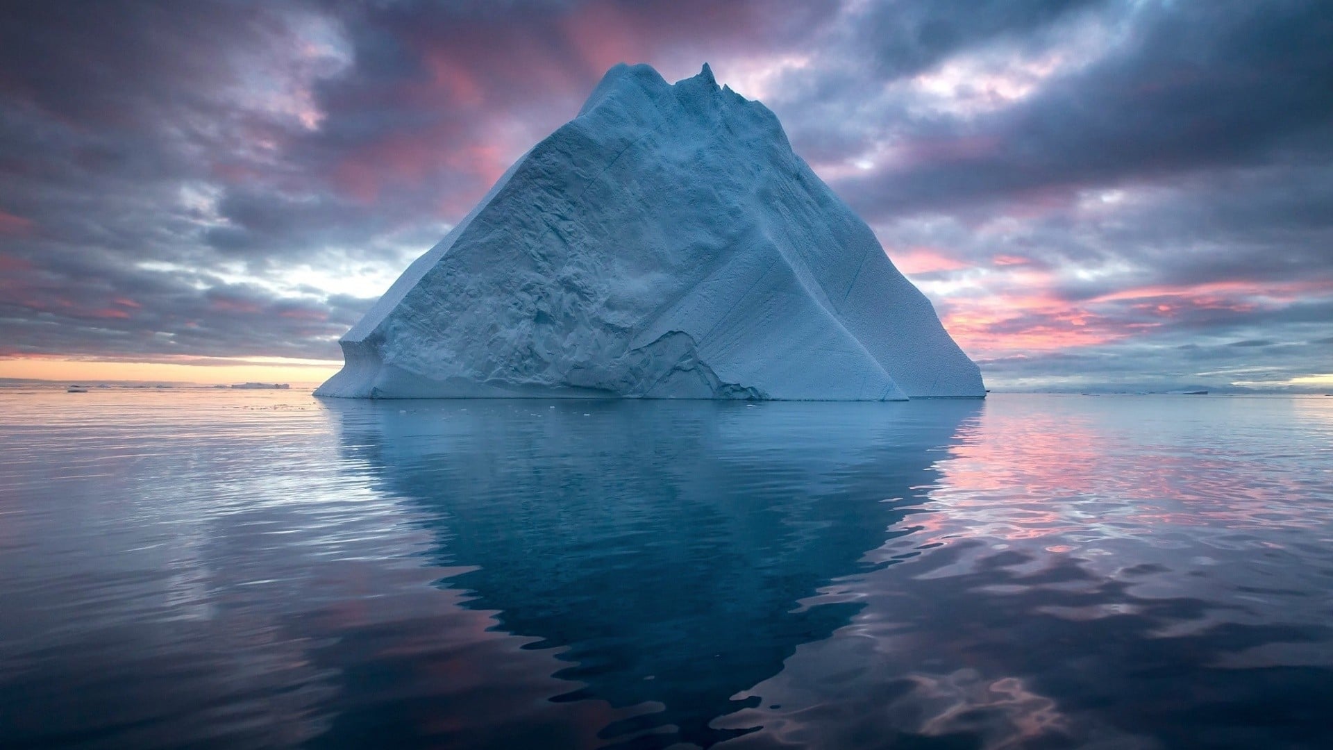 یخچال طبیعی هنگام غروب قطب شمال