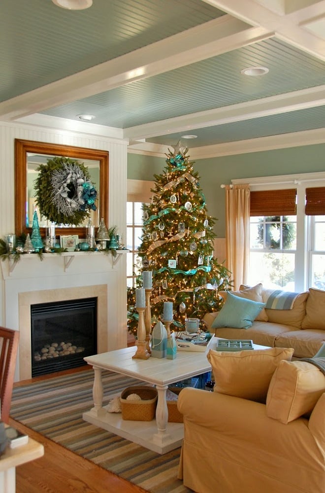 درخت کریسمس با تزیین ساحلی ترکیب با رنگ پس‌زمینه