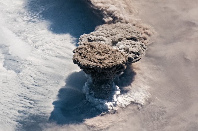فوران آتشفشان رایکوک منتخب برترین تصاویر سال 2019 زمین از فضا