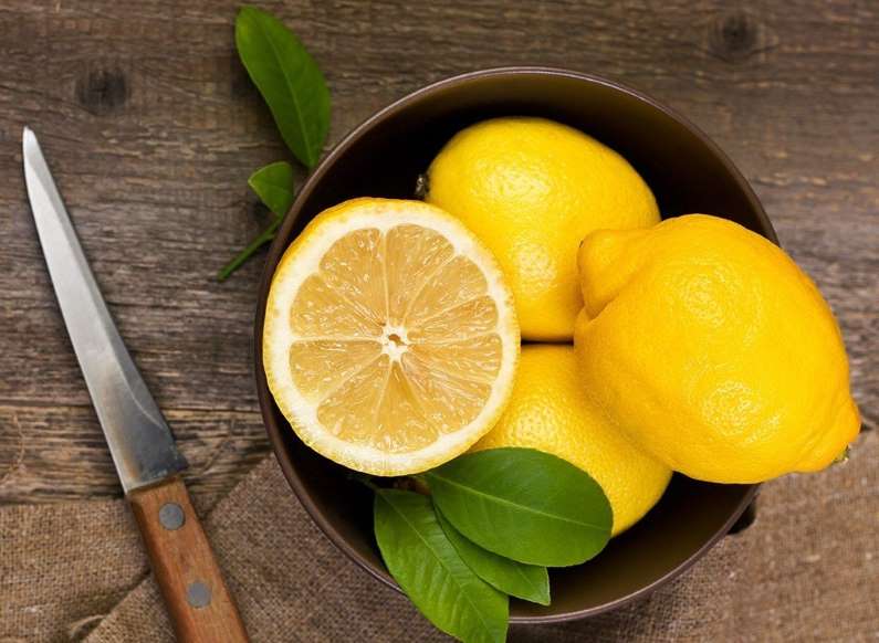 5 ترفند ضدعفونی وسایل خانه - 5. سطل زباله را با مقداری لیمو خوشبو کنید