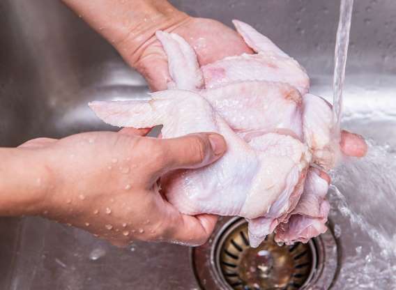 10 دلیل رایج خراب کردن خوراک مرغ - 4. مرغ را می‌شویید یا قبل از پختن خشک نمی‌کنید